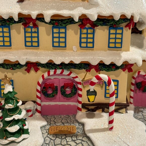 Hawthorne Village - "Santa & Mrs Claus's Castle" Piece - Picture 4 of 8